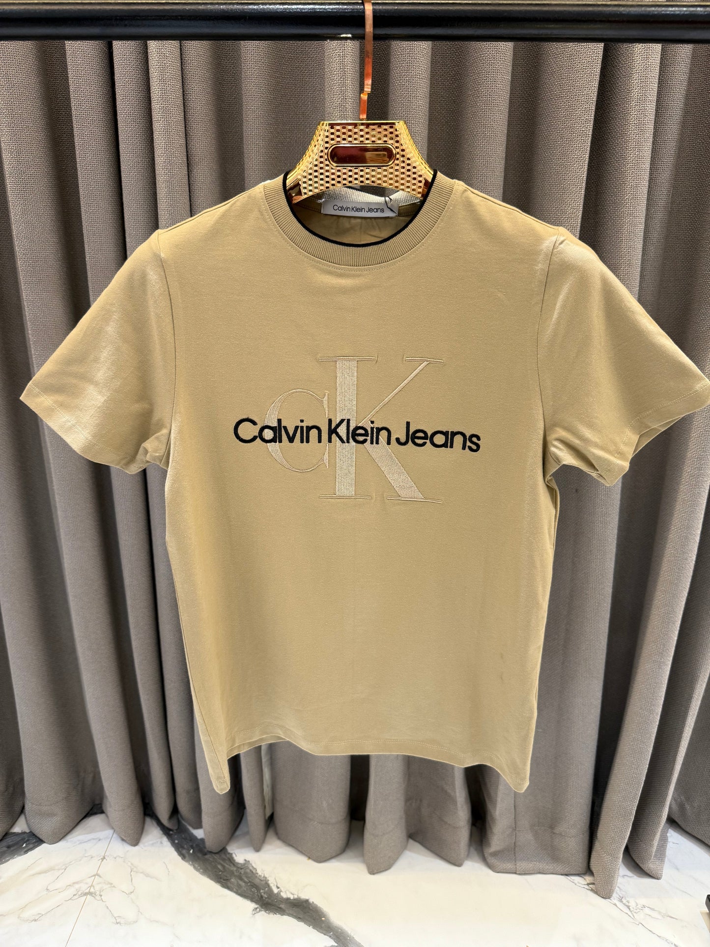 CALVIN KLEIN OFF CREAM PREMIUM TSHIRT C1